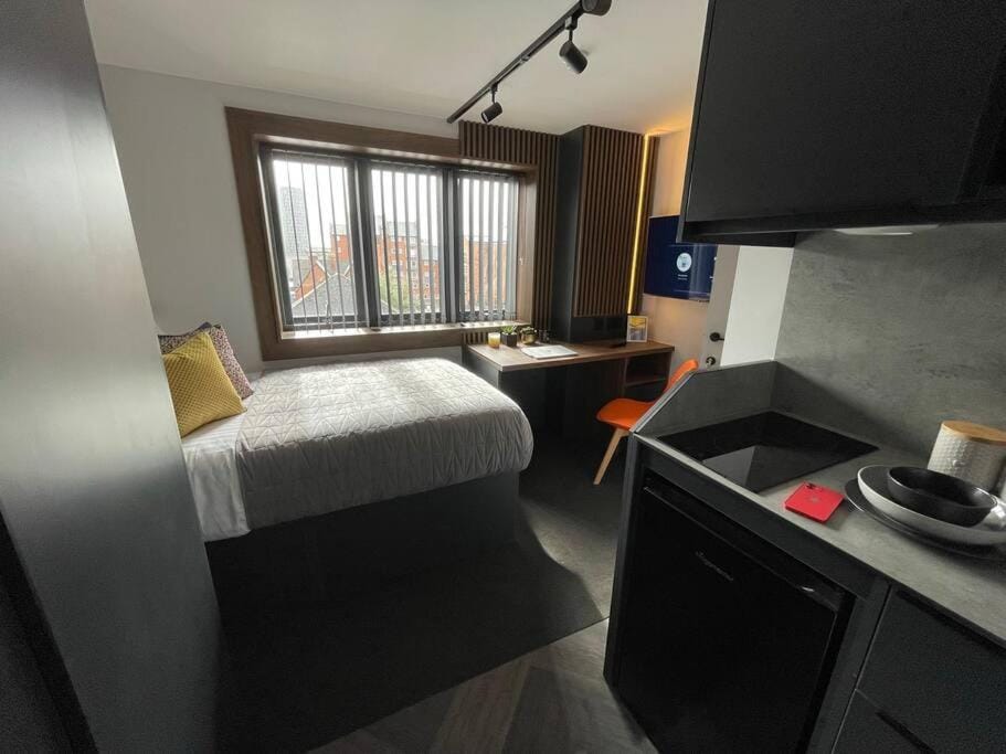 Bed, Kitchen or kitchenette, Bedroom, stove