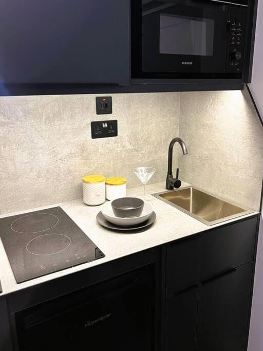 Coffee/tea facilities, Kitchen or kitchenette, stove