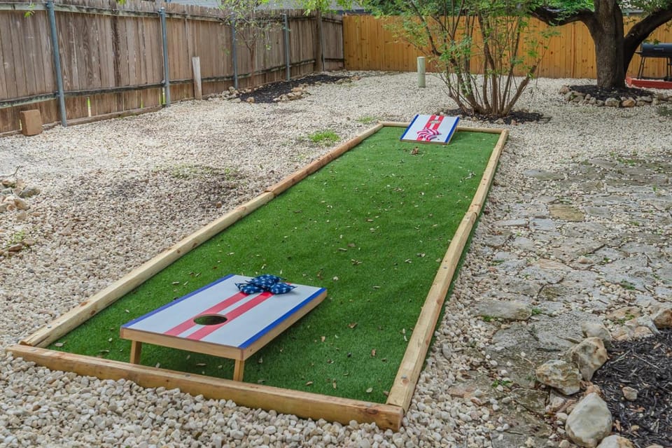 Beautiful Home with Pool, Games & Covered Patio House in San Antonio