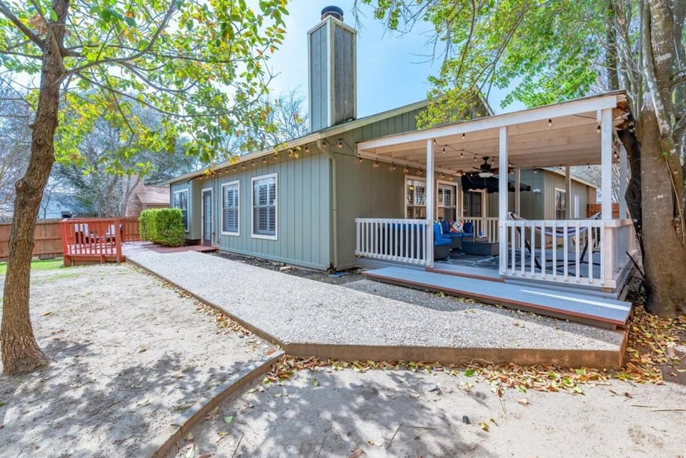 Beautiful Home with Pool, Games & Covered Patio House in San Antonio