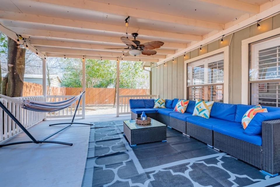 Beautiful Home with Pool, Games & Covered Patio House in San Antonio
