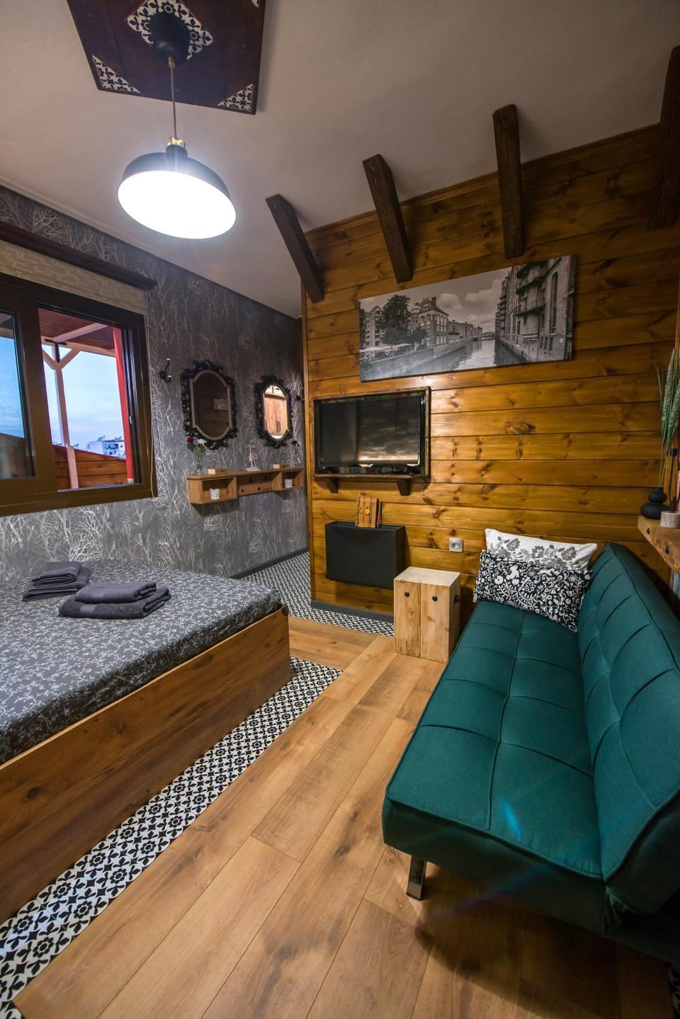 TV and multimedia, Seating area, Bedroom
