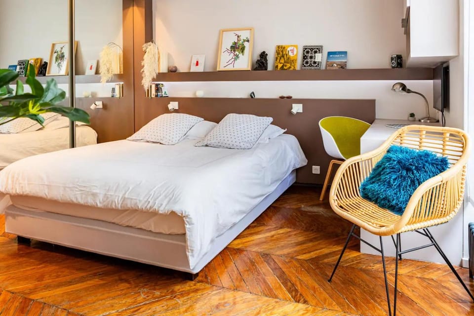 Bed, Seating area, Bedroom