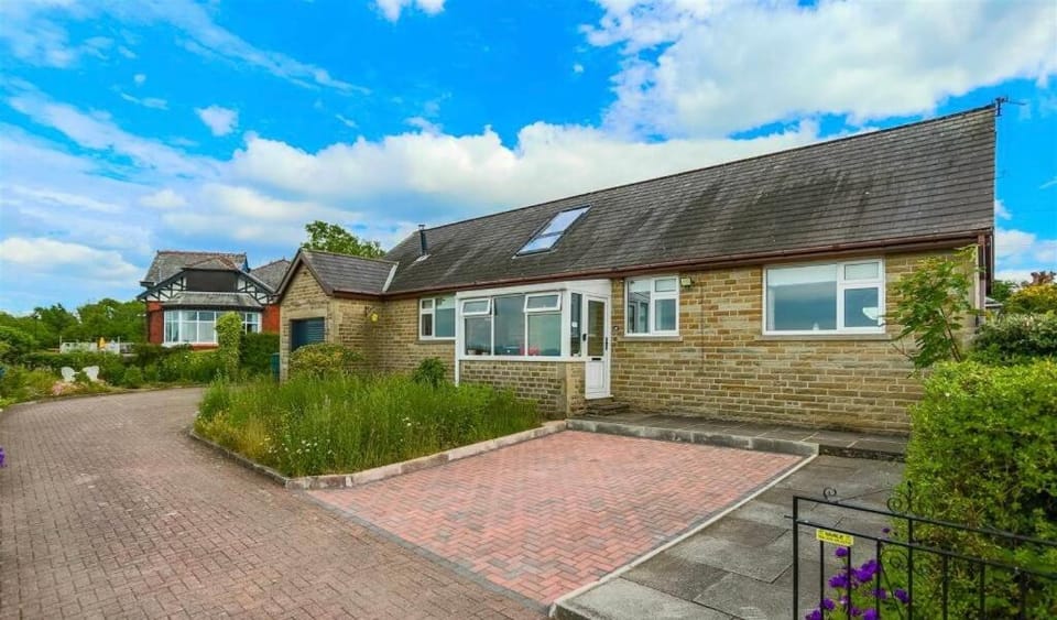 Modern 2-Bedroom Loft Apartment - Pendle Hill & Ribble Valley Views - Free Parking Apartment in Rossendale