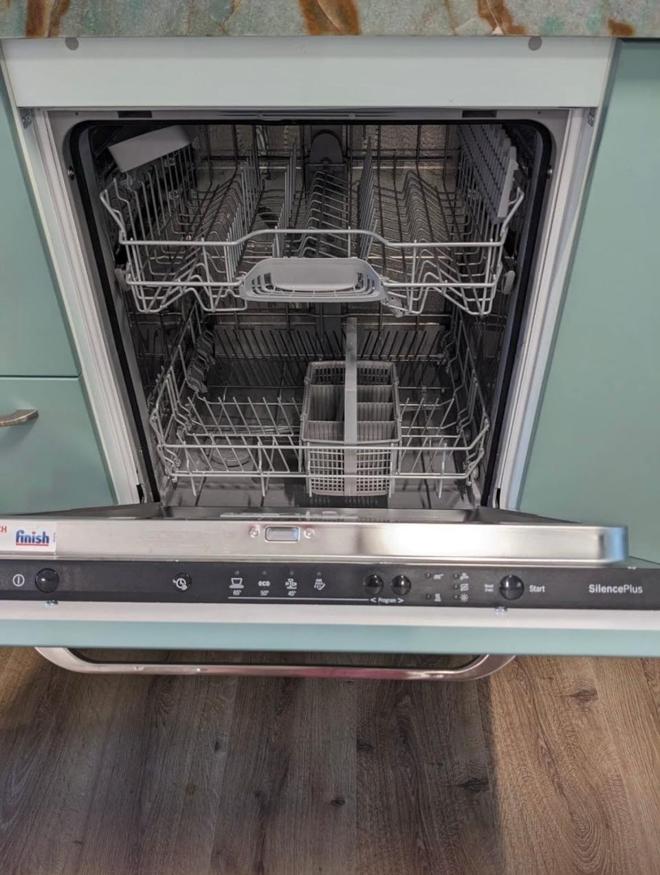 Kitchen or kitchenette, dishwasher