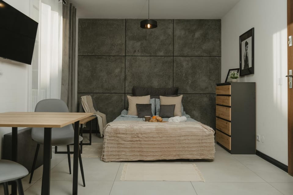 Bed, TV and multimedia, Living room, Photo of the whole room, Seating area, Dining area, Bedroom, hair dresser