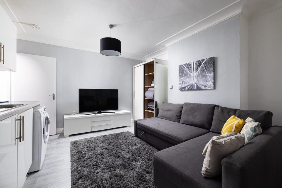 Communal lounge/ TV room, TV and multimedia, Living room, Seating area, Evening entertainment