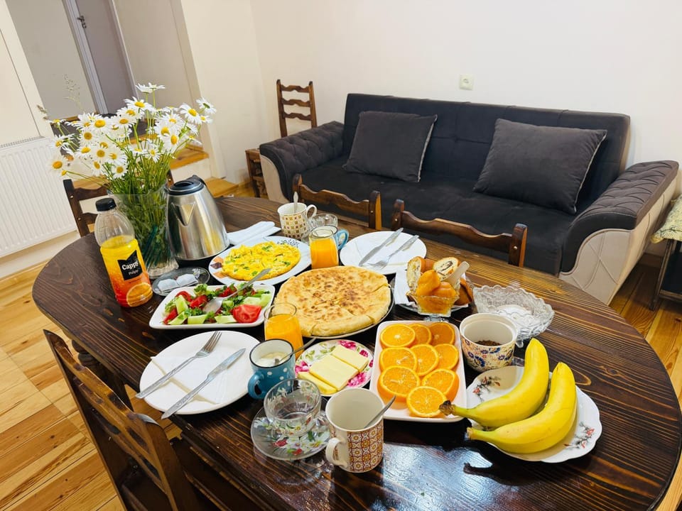 Living room, Food and drinks, Seating area, Food, Lunch, Dinner