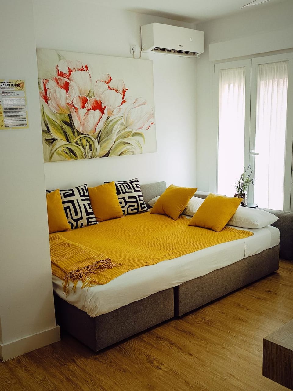 Bed, Dining area, air conditioner