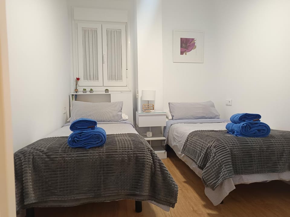 Bed, Decorative detail, Bedroom, towels