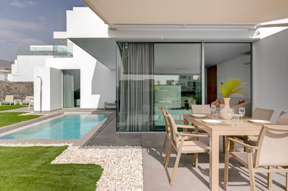 Property building, Patio, Day, Dining area, Pool view, Swimming pool, sunbed