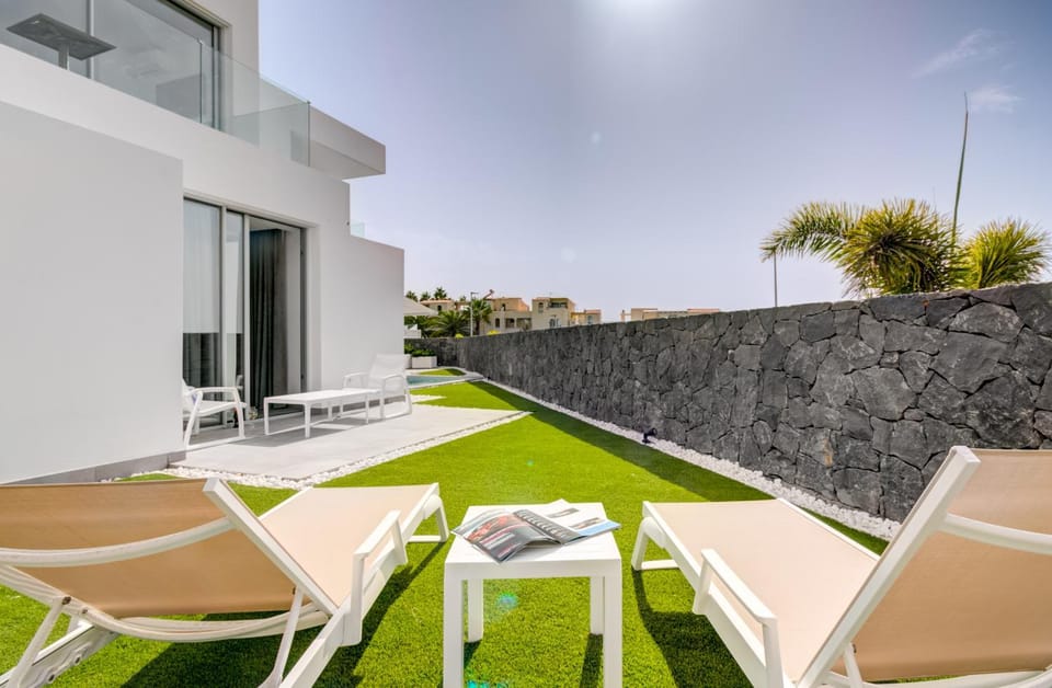 Patio, Day, View (from property/room), Balcony/Terrace, Pool view, Swimming pool, sunbed