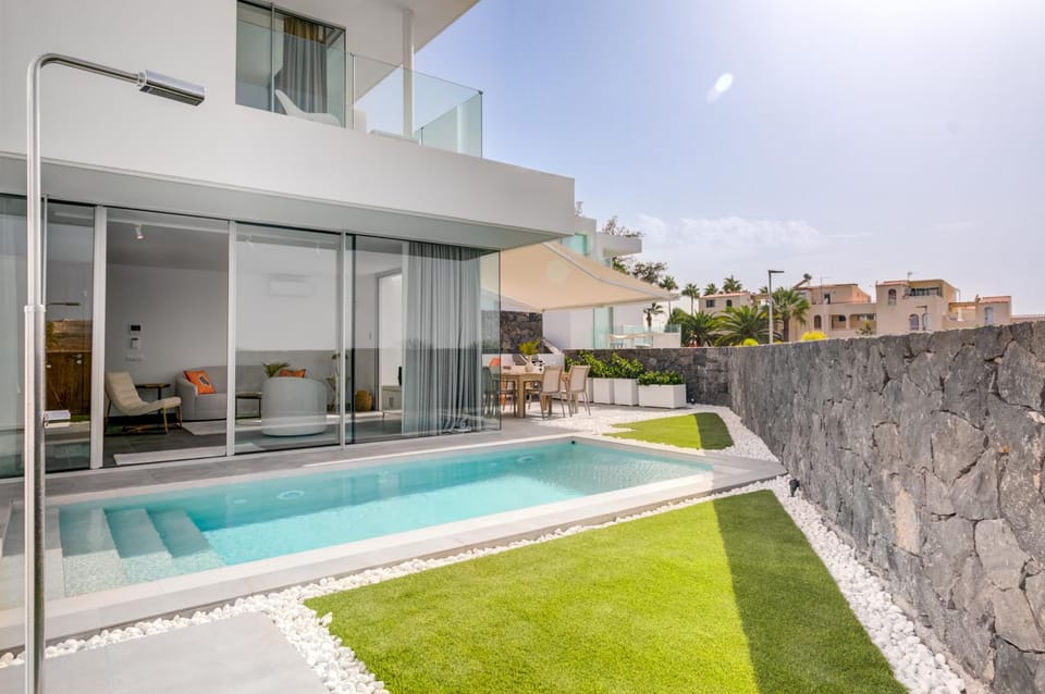 Property building, Patio, Day, Garden, View (from property/room), Balcony/Terrace, Garden view, Pool view, Swimming pool, sunbed