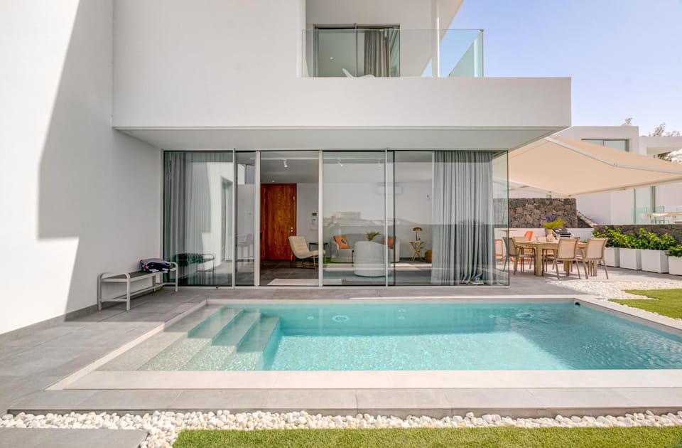 Property building, Patio, Day, Pool view, Swimming pool, sunbed