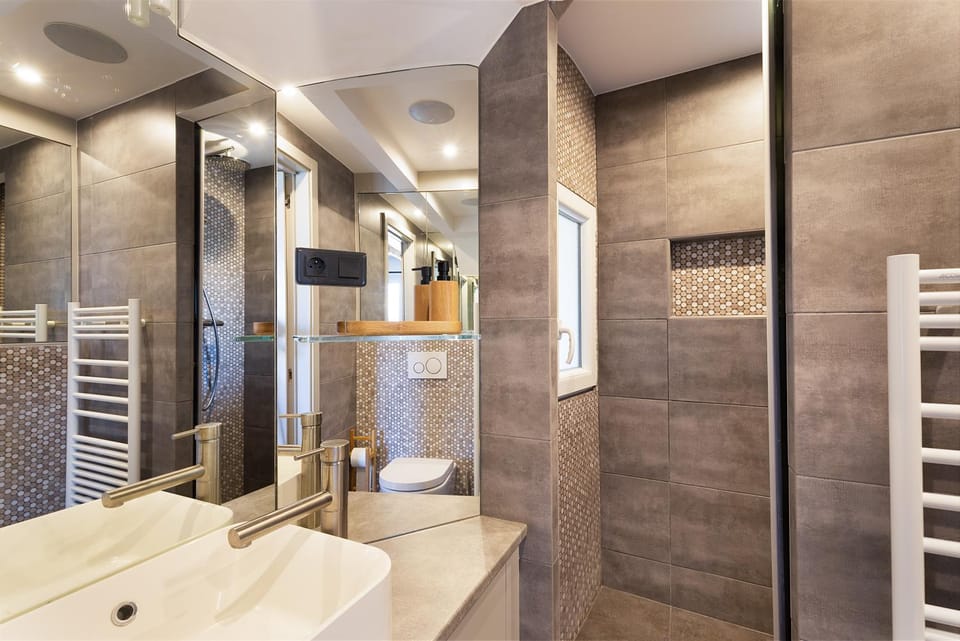Shower, Toilet, towels