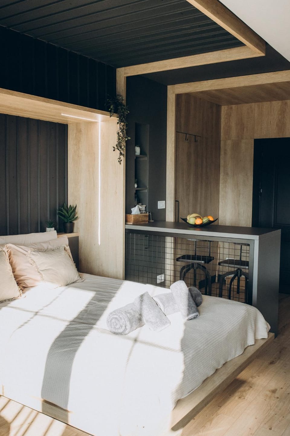 Bed, Photo of the whole room, Bedroom, oven, towels
