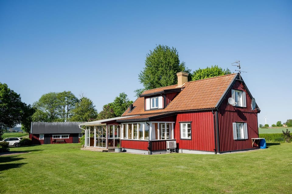 precis intill Ombergs golfbana, nära till Vättern, stora Lund och Hästholmen House in Västra Götaland County