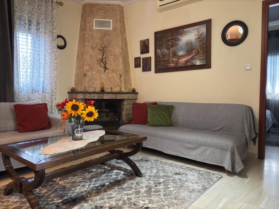 Bed, Living room, Seating area, Dining area, fireplace