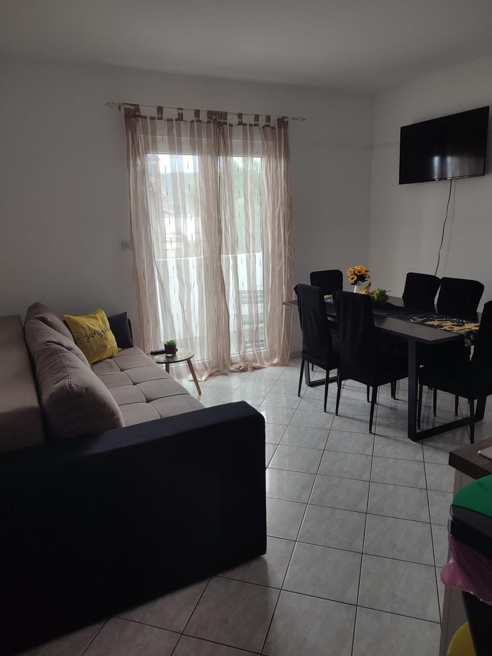 TV and multimedia, Living room, Seating area, Dining area