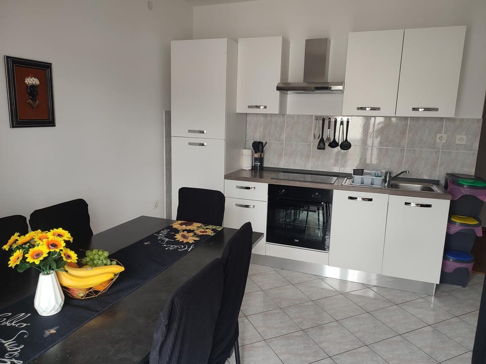 Kitchen or kitchenette, Seating area, oven, stove