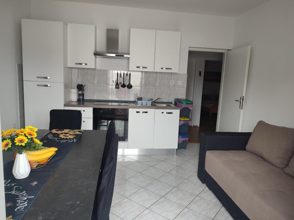 Kitchen or kitchenette, Living room, Seating area, Dining area, oven, stove