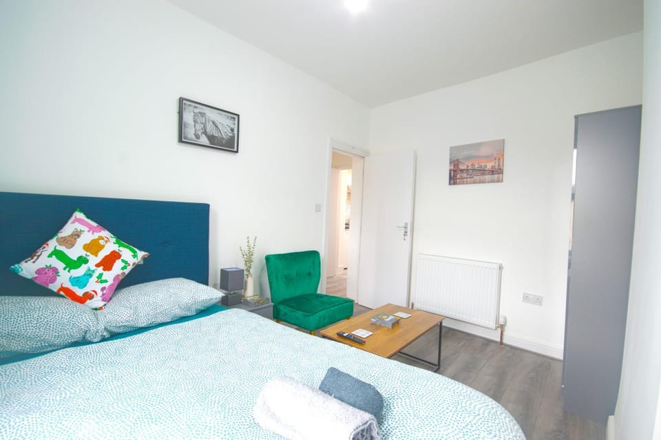Bed, Photo of the whole room, Seating area, Bedroom, towels