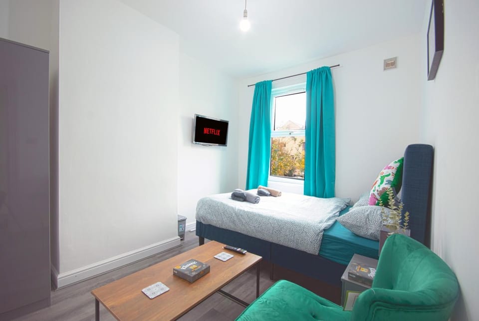 Bed, TV and multimedia, Photo of the whole room, Bedroom, hair dresser