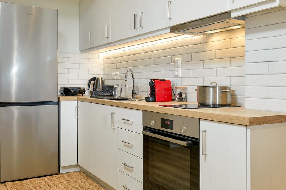 Coffee/tea facilities, oven, kitchen