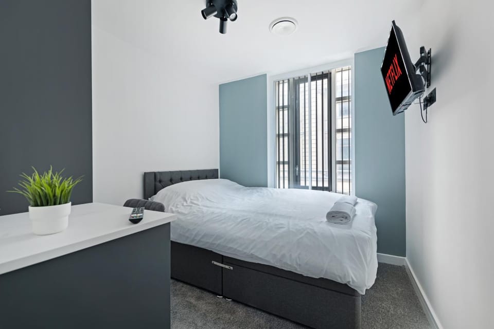 Bed, TV and multimedia, Photo of the whole room, Bedroom, towels