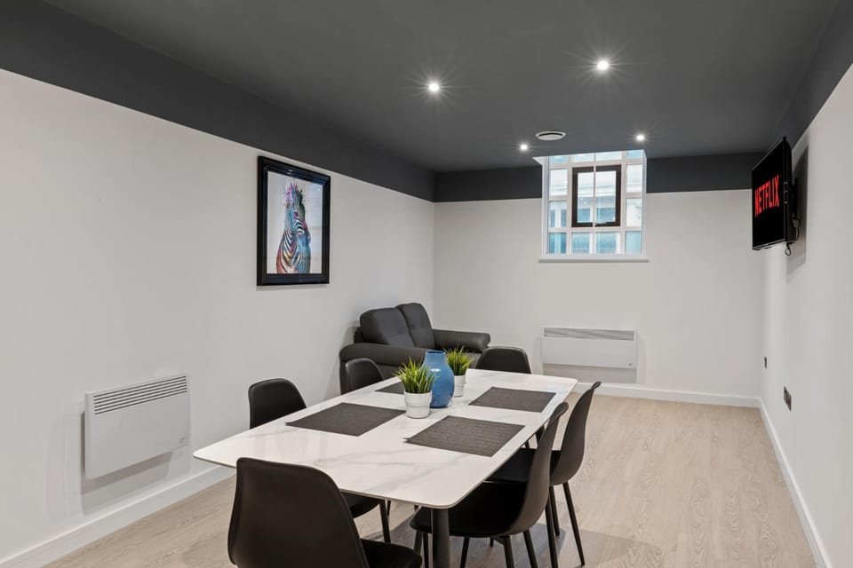 TV and multimedia, Living room, Seating area, Dining area, hair dresser, internet