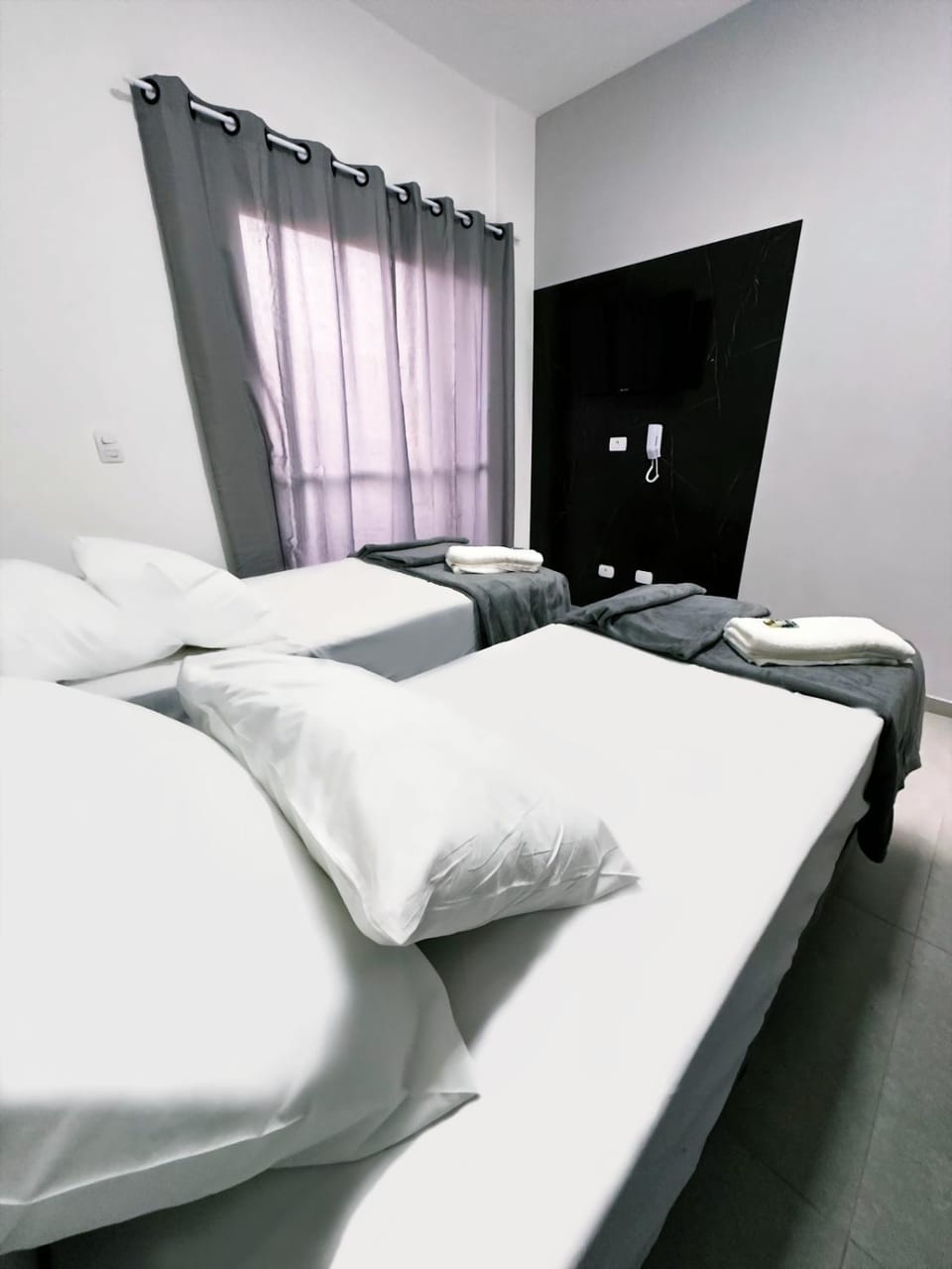 Property building, Bed, TV and multimedia, Balcony/Terrace, towels