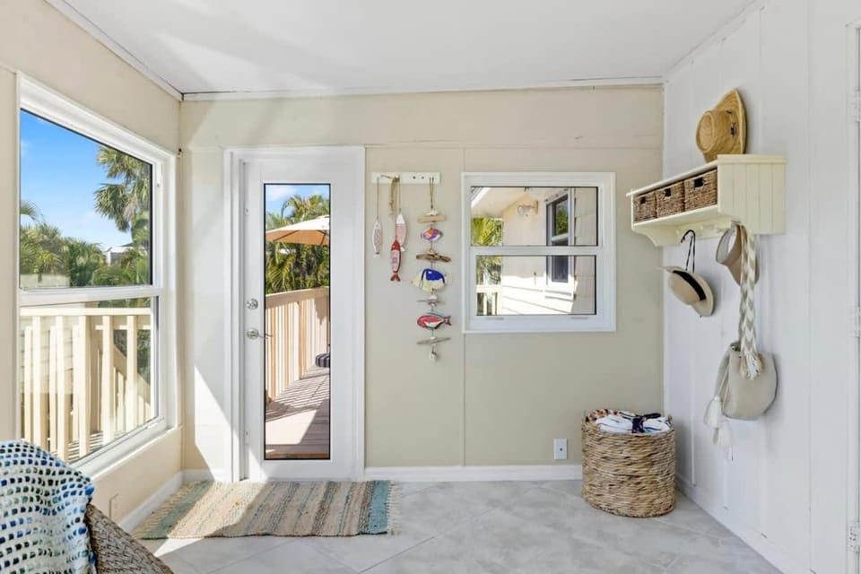 On the Rocks- Gorgeous Newly Renovated Pool Home House in Sanibel Island