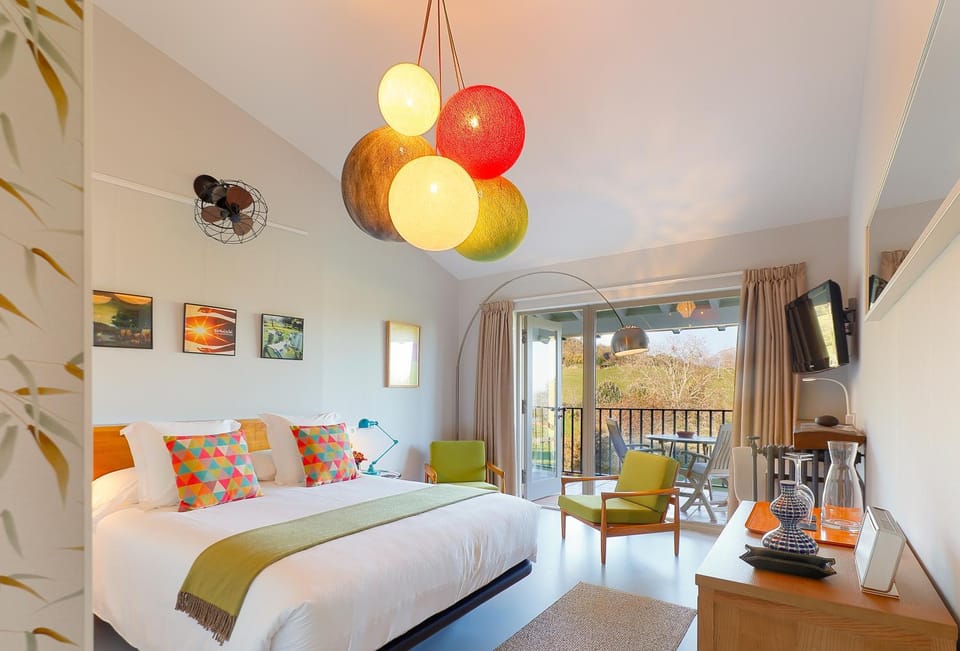 Bed, TV and multimedia, Photo of the whole room, Seating area, Bedroom