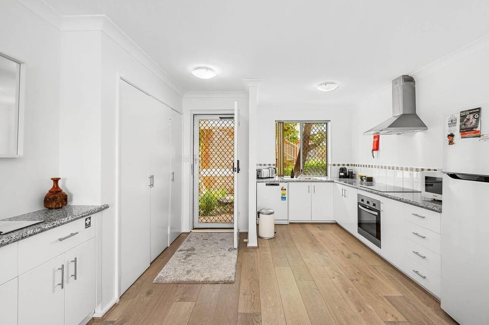 6 Light Bright Home in South Perth Apartment in Perth
