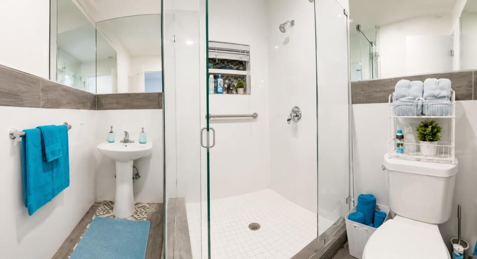 Nice 2 Twin bedroom - Best central location in Miami - Luggage storage, parking and Laundry for free!!!! Bed and Breakfast in Miami