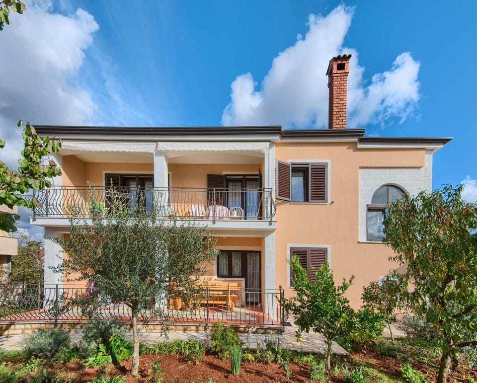 Property building, Garden, Balcony/Terrace