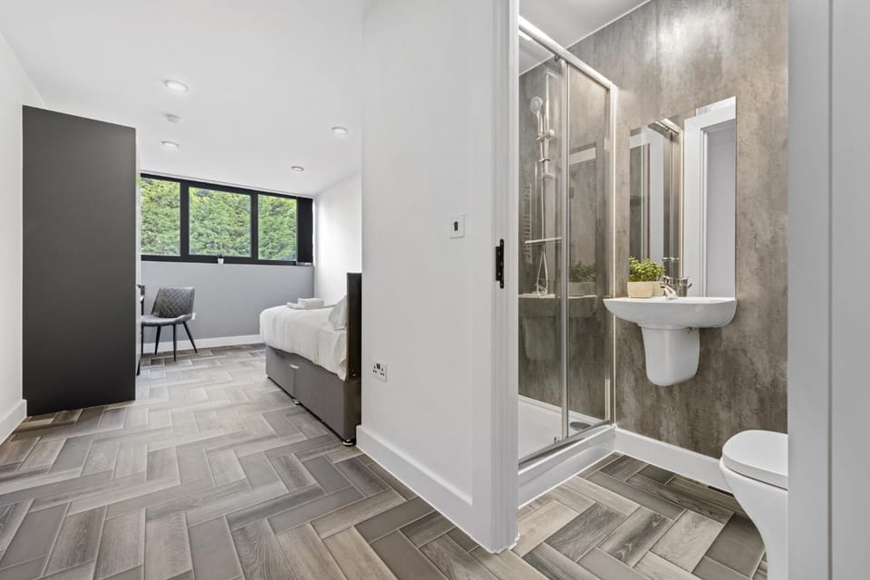 Shower, Toilet, Bed, Bathroom, Photo of the whole room, Bedroom, towels