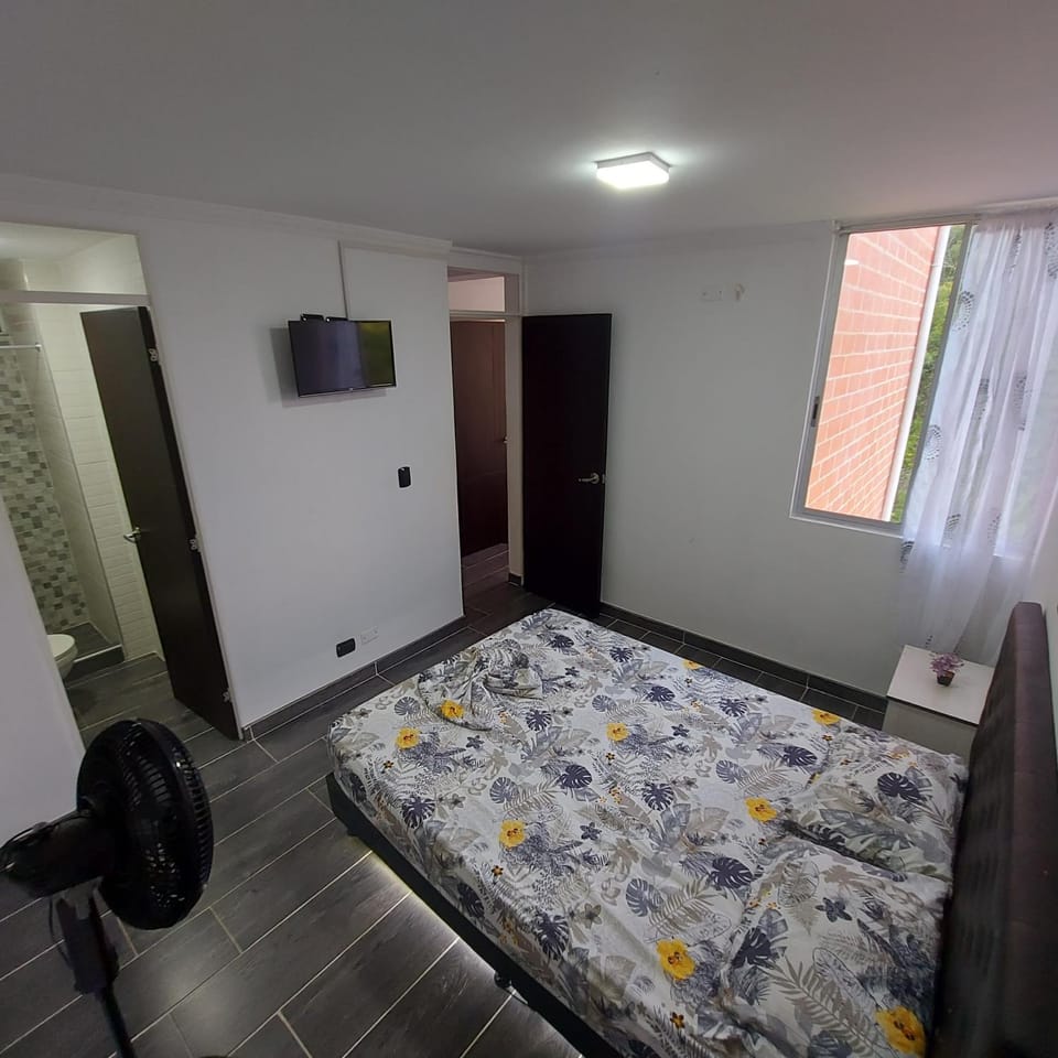 Bed, TV and multimedia, Photo of the whole room, Bedroom
