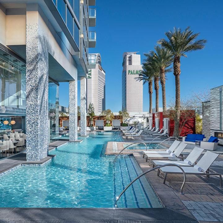 Luxury Hotel Suite With Private Strip View Balcony Apartment hotel in Paradise