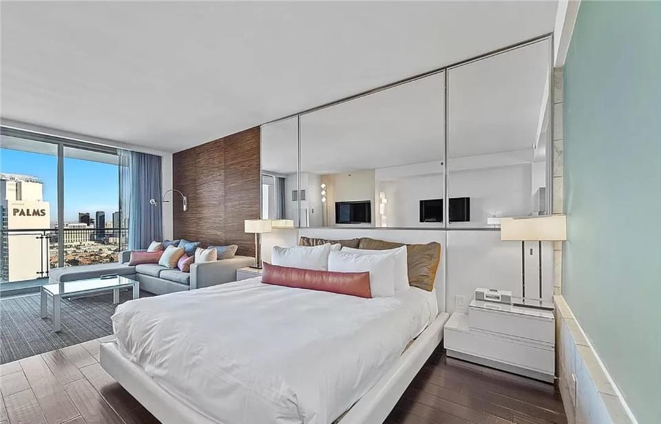 Luxury Hotel Suite With Private Strip View Balcony Apartment hotel in Paradise
