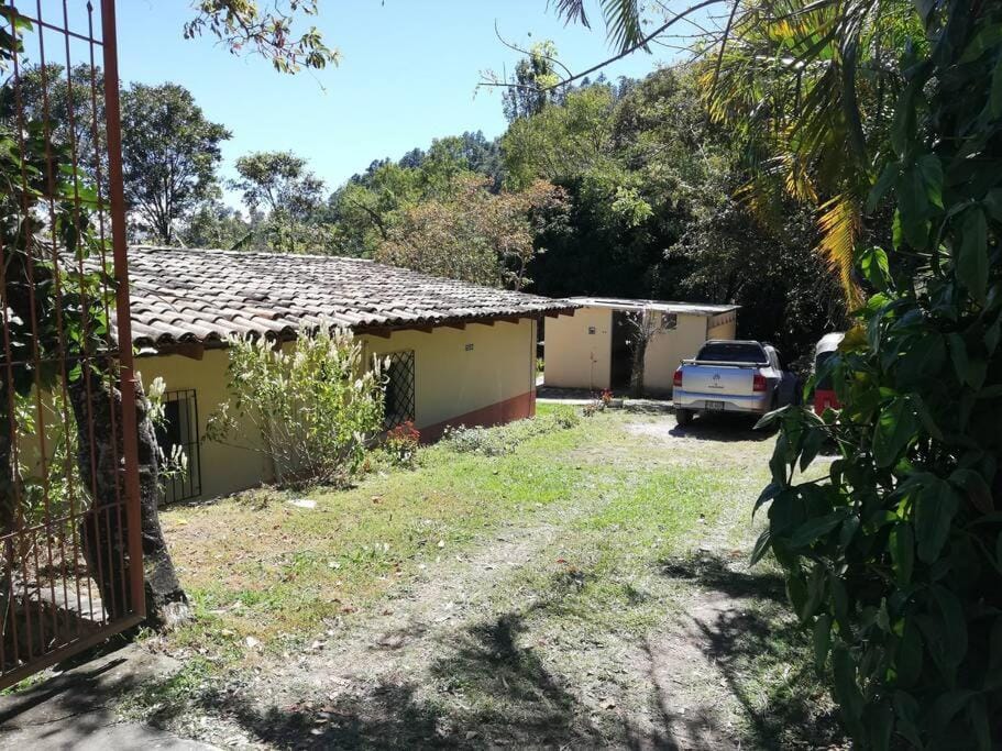 Ecolodge Guancascos, cabaña para 16 personas al pie del PN Celaque House in Honduras