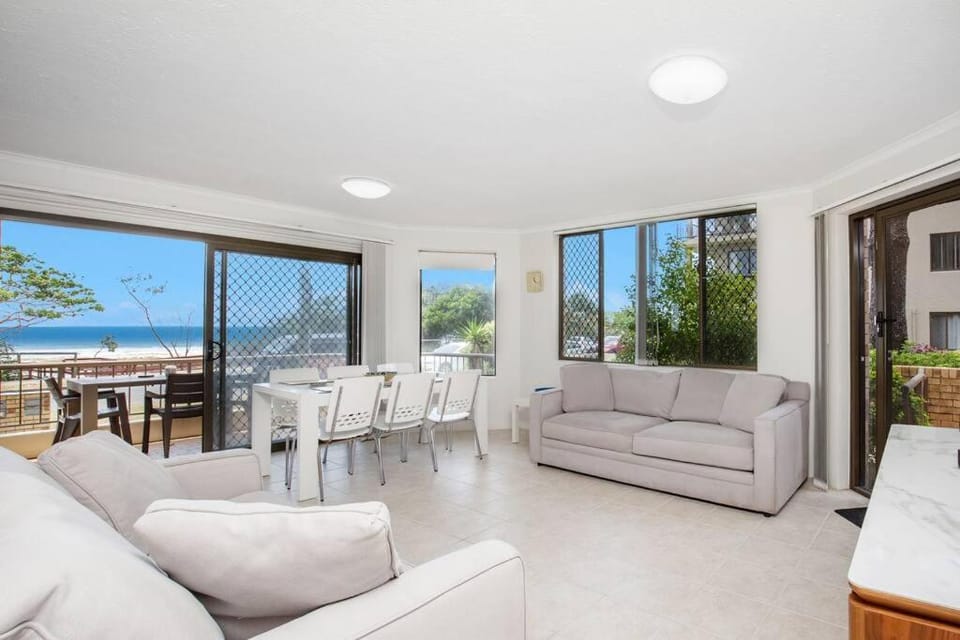Absolute beachfront apartment! Apartment in Bilinga