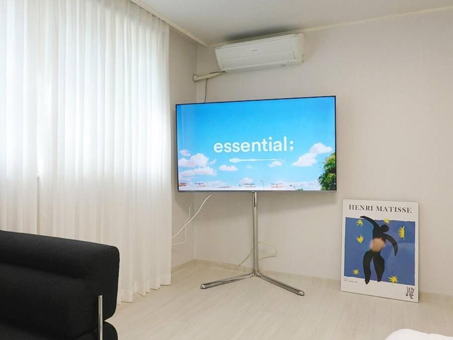 TV and multimedia, air conditioner