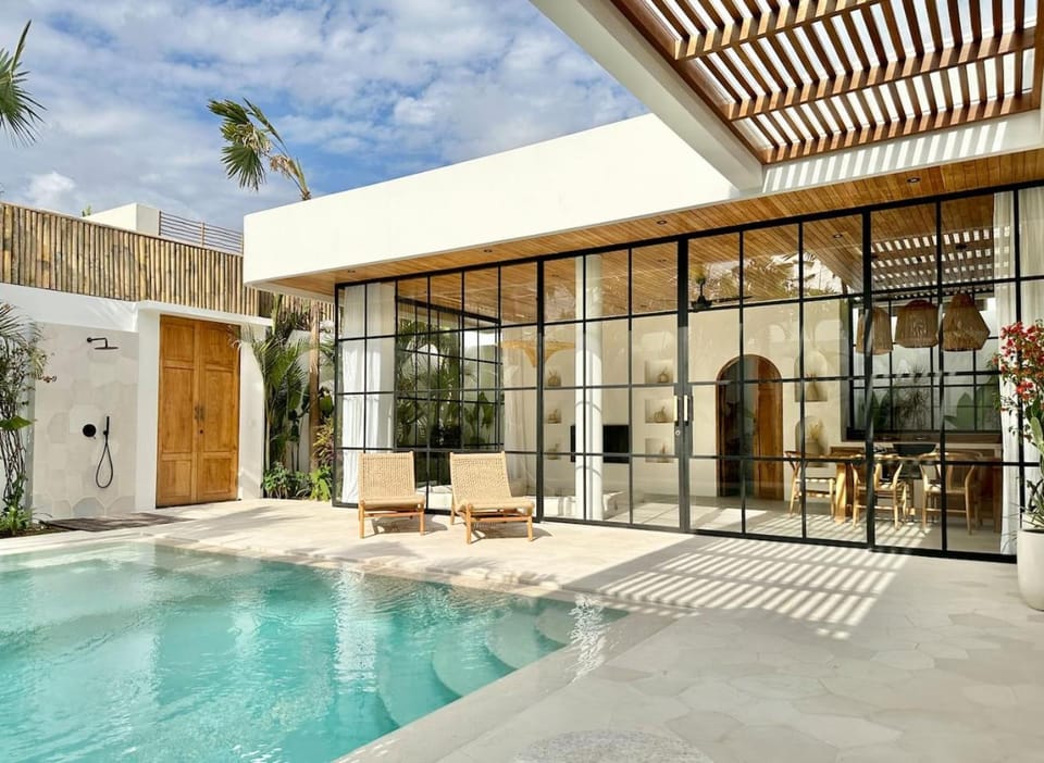 Property building, Balcony/Terrace, Pool view, Swimming pool, sunbed
