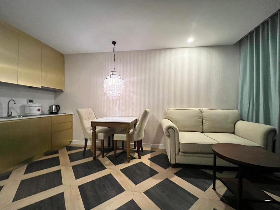 Seating area, Dining area