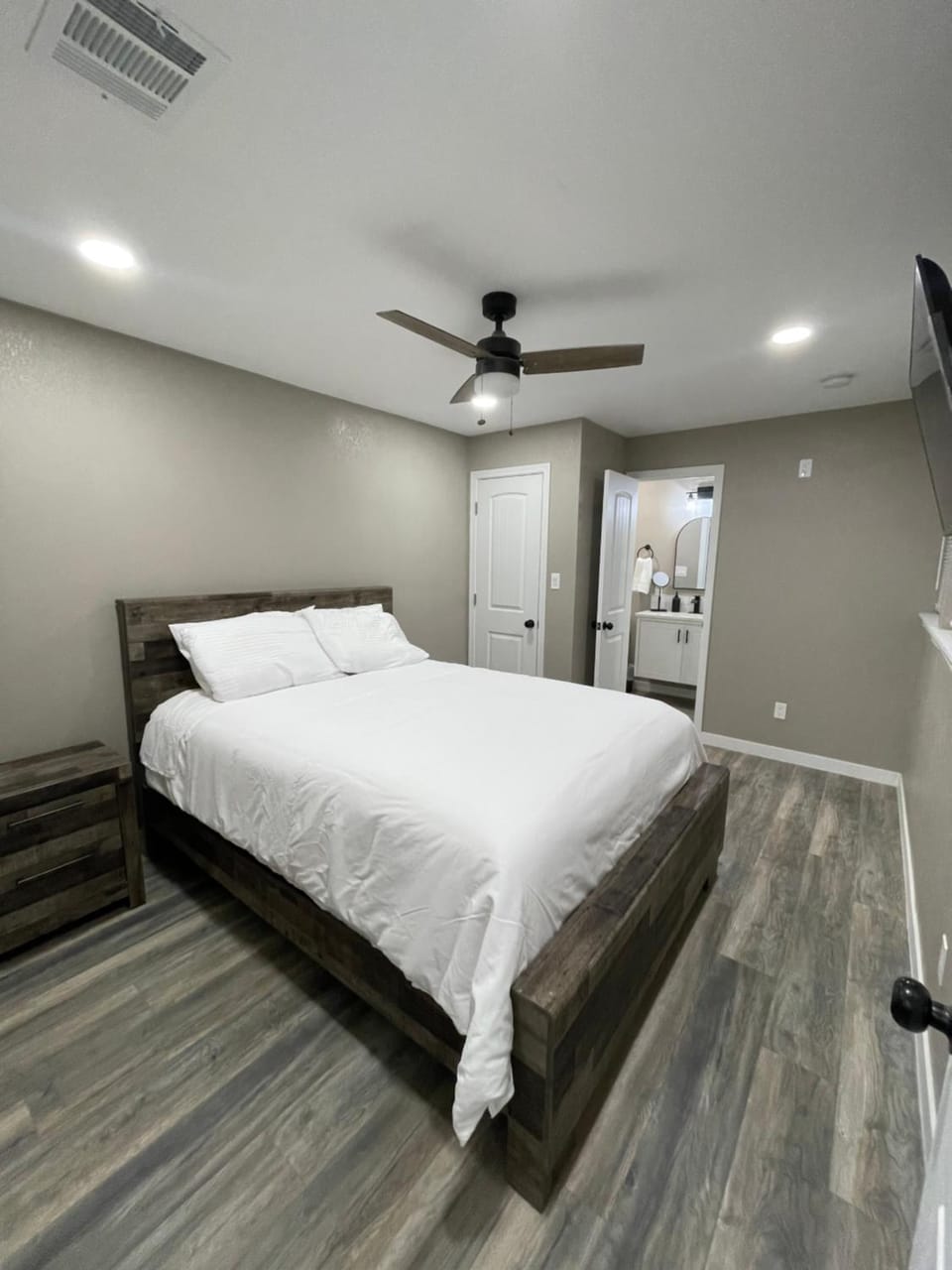 Bed, Photo of the whole room, Bedroom