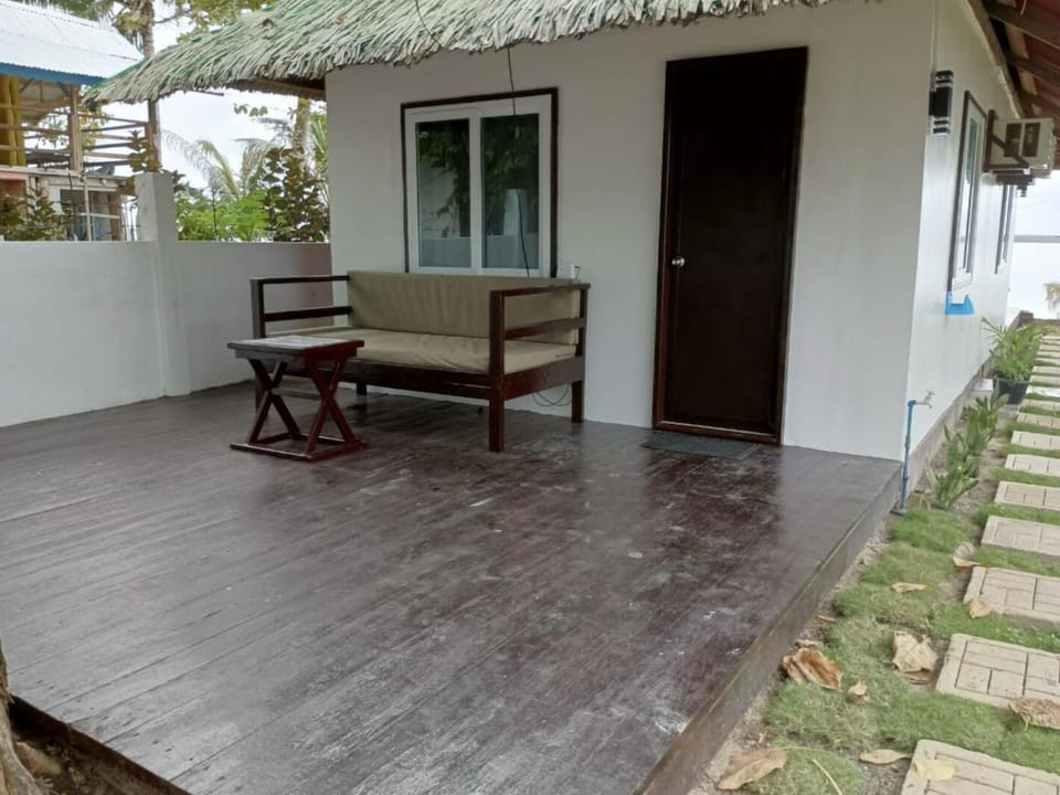 Angelito's Beach House Studio 2 Bed and Breakfast in General Luna