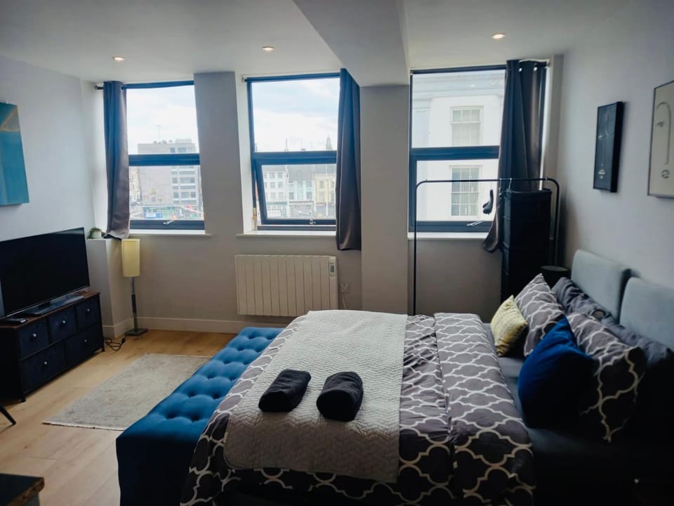 Bed, TV and multimedia, Bedroom, towels