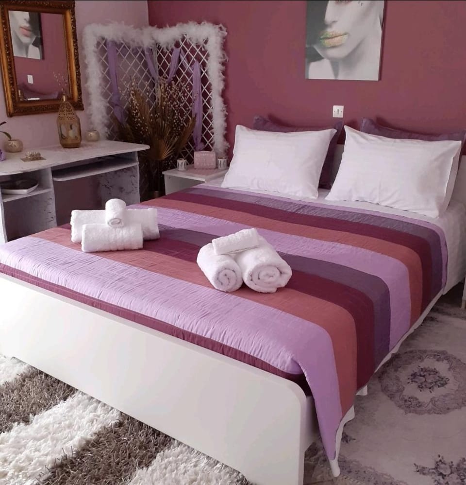 Bed, Photo of the whole room, Bedroom, towels