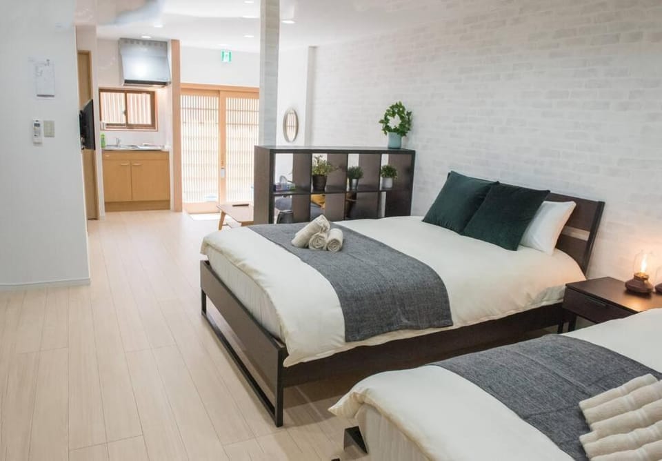 Bed, towels